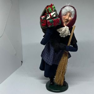 Byers' Choice Befana Caroler